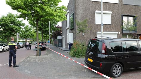 Man aangehouden na overval huis Raymond van Barneveld .